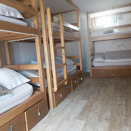 Cachinnans & Hostel *